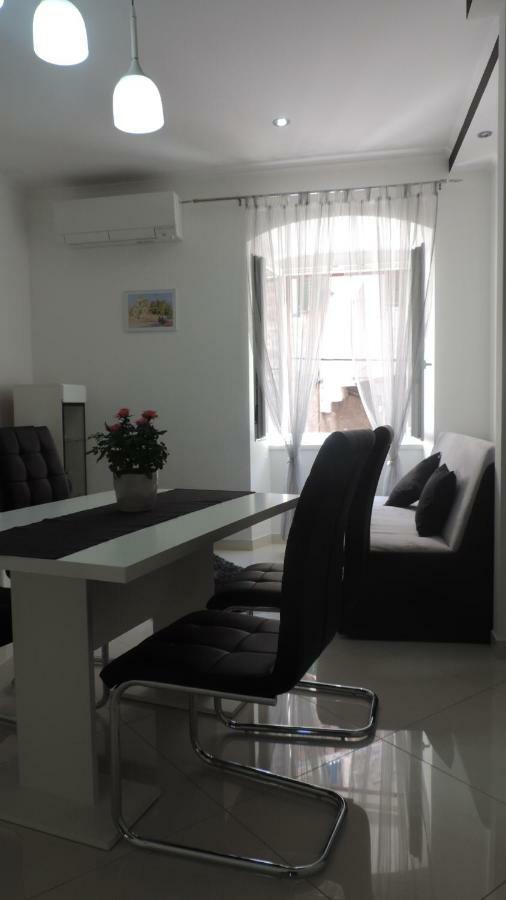 Apartment & Room Ivan ชิเบนิก ภายนอก รูปภาพ